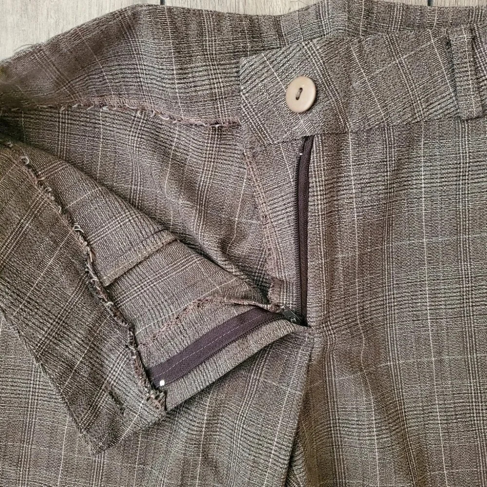 VINTAGE | Y2K 2000s Grey Beige Bermuda Trousers (Size 7/8) - Picture 3 of 5
